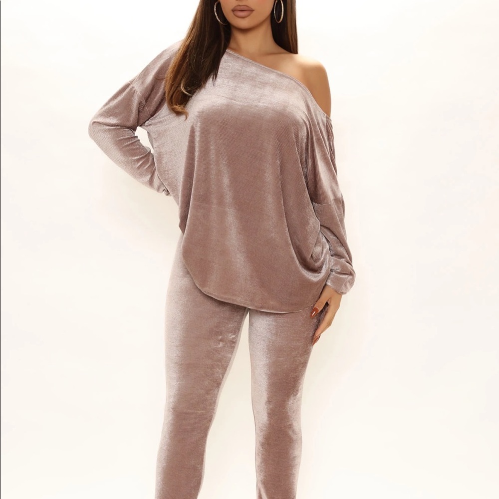 Send Offers ❤️ Fashion Nova - Don’t Get This Twisted Velvet Pant Set
